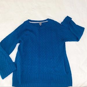 Lose fitting, long-sleeved sweater